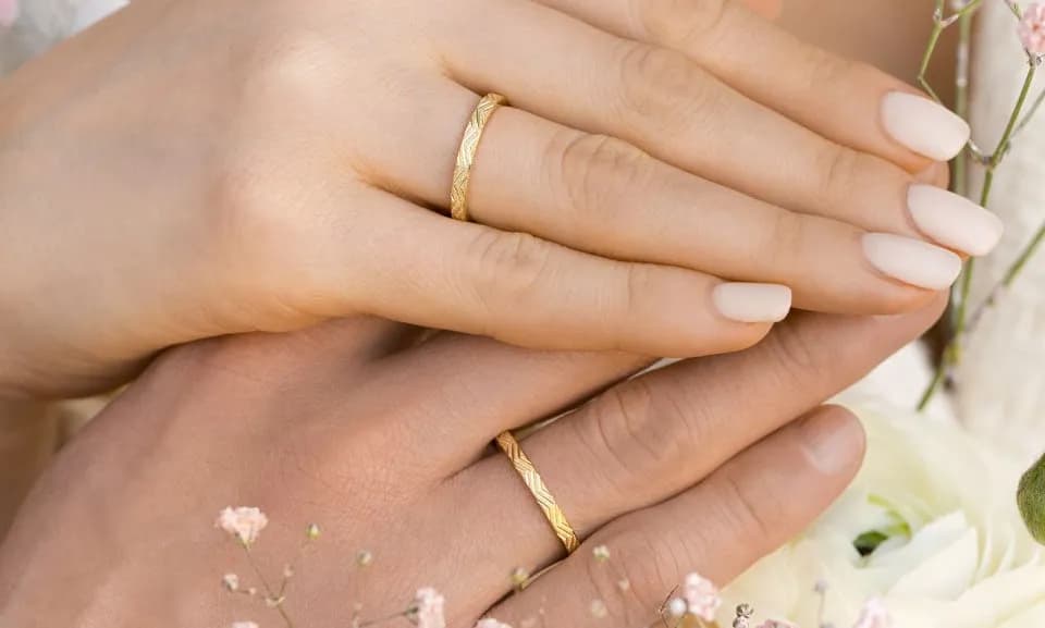 Biżuteria na rocznicę ślubu dla męża - wyjątkowe pomysły na prezent